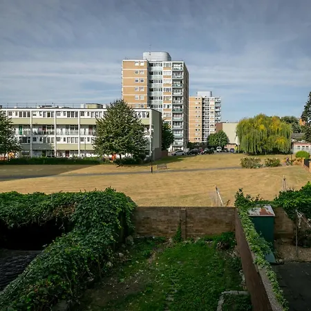 3br Off A13 , Sleeps 6, 2mins To Langdon Dlr,free Parking London