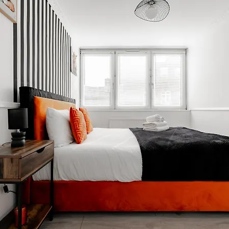 3br Off A13 , Sleeps 6, 2mins To Langdon Dlr,free Parking London