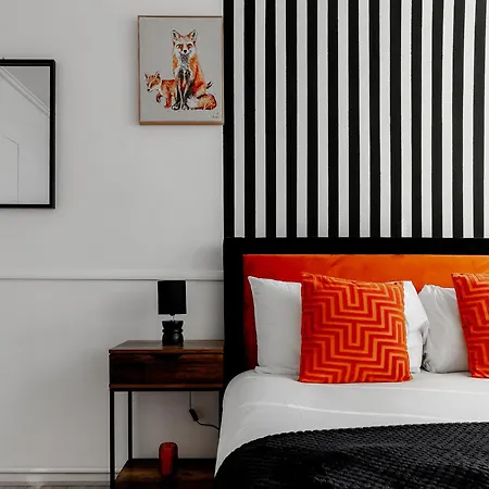 Apartment 3br Off A13 , Sleeps 6, 2mins To Langdon Dlr,free Parking