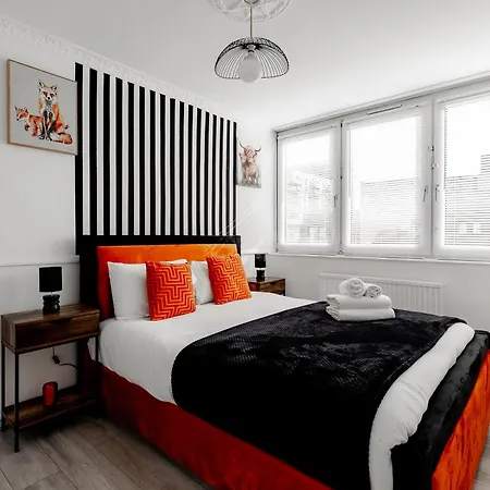 Apartment 3br Off A13 , Sleeps 6, 2mins To Langdon Dlr,free Parking London