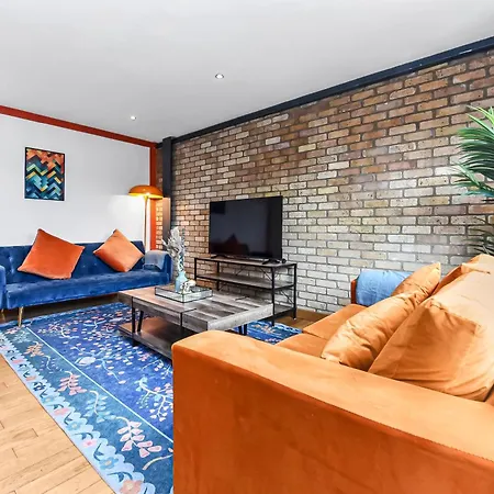 Stylish 2-bed In Apartment *