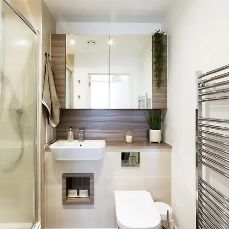 2-bed & 2 Bathroom, Balcony & Parking - Close To East & Romford Station
