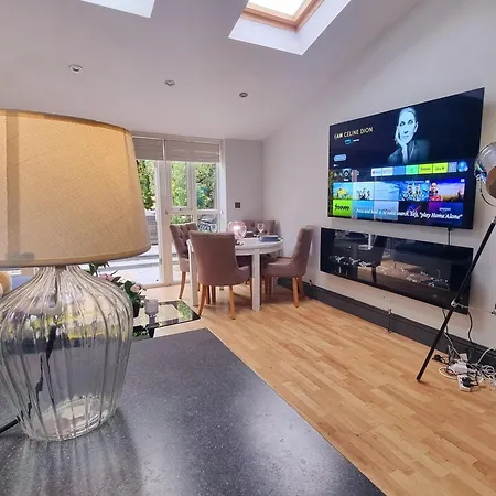 Chic Double Room, 20 Mins To London, Supermarkets, Shops, Bars, Metro Few Mins Walk Homestay