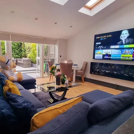 Homestay Chic Double Room, 20 Mins To London, Supermarkets, Shops, Bars, Metro Few Mins Walk *