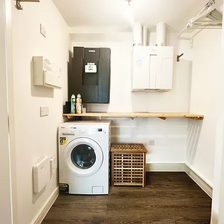 2-bed & 2 Bathroom, Balcony & Parking - Close To East & Romford Station * Dagenham