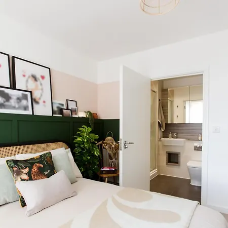 Apartment 2-bed & 2 Bathroom, Balcony & Parking - Close To East & Romford Station *