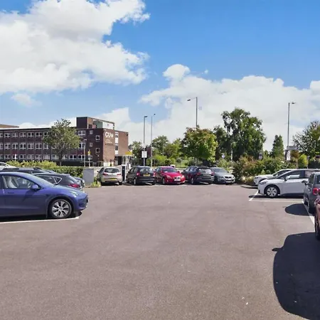 2-bed & 2 Bathroom, Balcony & Parking - Close To East & Romford Station Apartment *