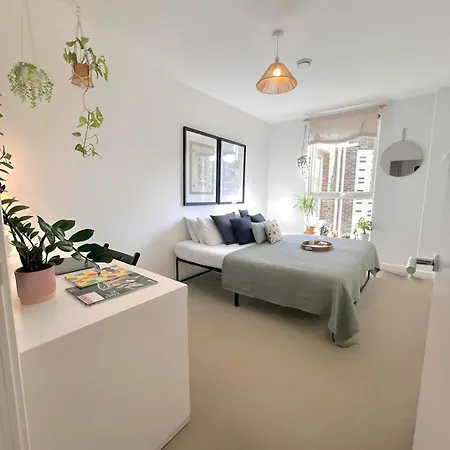 2-bed & 2 Bathroom, Balcony & Parking - Close To East & Romford Station *