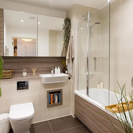 2-bed & 2 Bathroom, Balcony & Parking - Close To East & Romford Station Apartment