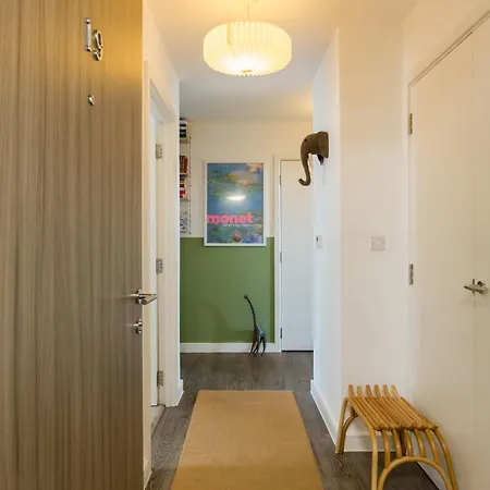 2-bed & 2 Bathroom, Balcony & Parking - Close To East & Romford Station Apartment