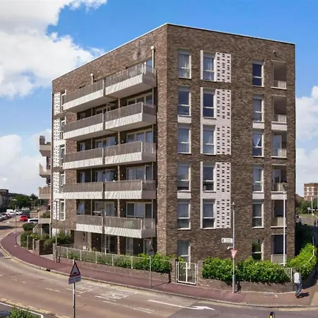 2-bed & 2 Bathroom, Balcony & Parking - Close To East & Romford Station