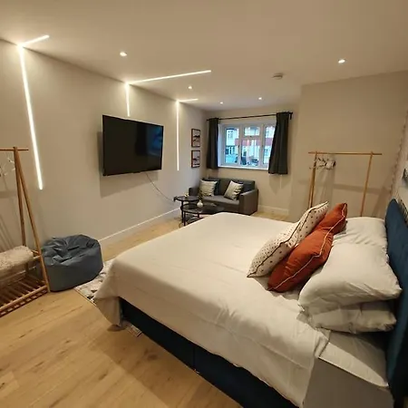Luxury 1-bed Flat In Acton