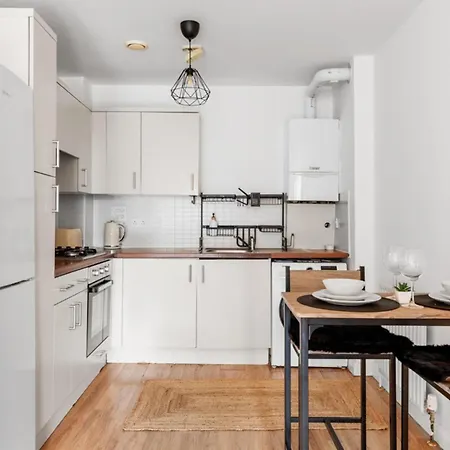 Modern 2-bed In Stratford Apartment