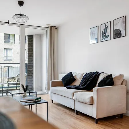 Modern 2-bed In Stratford Apartment London