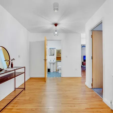 Modern 2-bed In Stratford Apartment