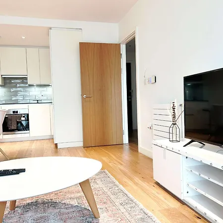 A Charming 2 Bedroom Flat Apartment