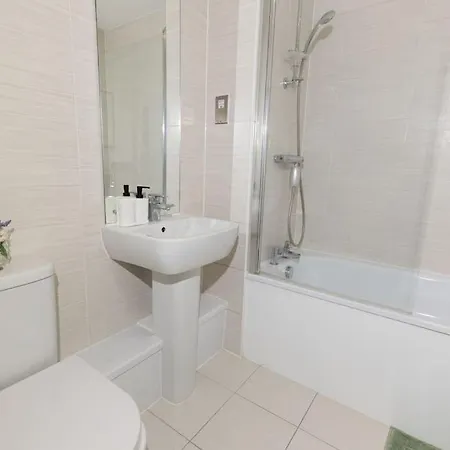 Stylish 3 Bed Near Downtown & Free Parking * London