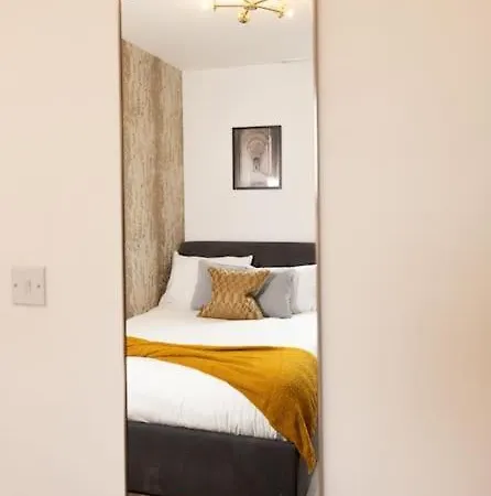 Stylish 3 Bed Near Downtown & Free Parking