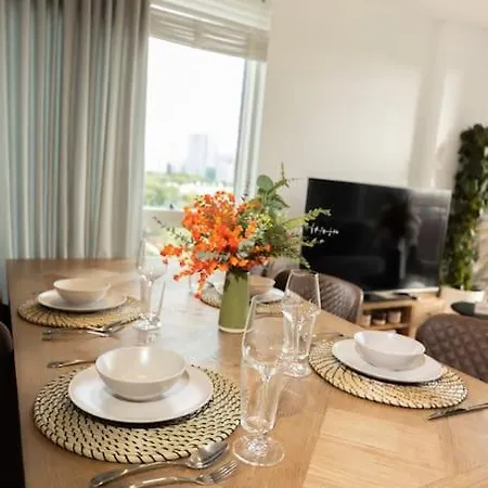 Apartment Stylish 3 Bed Near Downtown & Free Parking