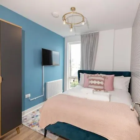 Stylish 3 Bed Near Downtown & Free Parking Apartment London
