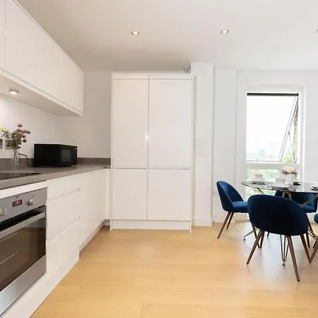 Stylish 3 Bed Near Downtown & Free Parking Apartment London