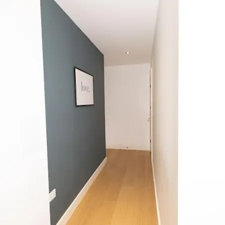 Stylish 3 Bed Near Downtown & Free Parking *