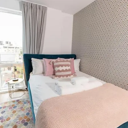 Apartment Stylish 3 Bed Near Downtown & Free Parking London