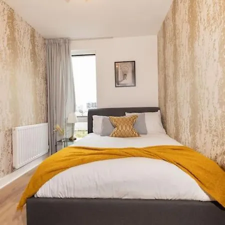 Stylish 3 Bed Near Downtown & Free Parking * London