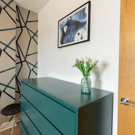 Apartment Stylish 3 Bed Near Downtown & Free Parking London