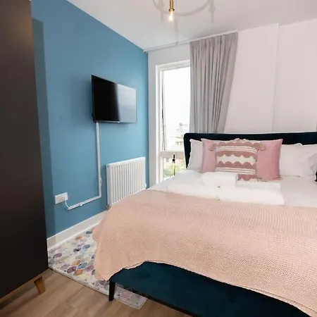 Stylish 3 Bed Near Downtown & Free Parking *