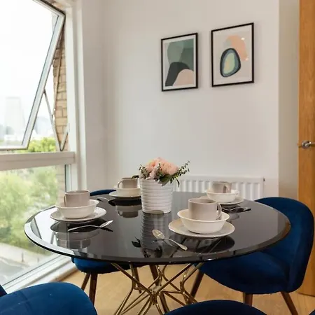 Stylish 3 Bed Near Downtown & Free Parking