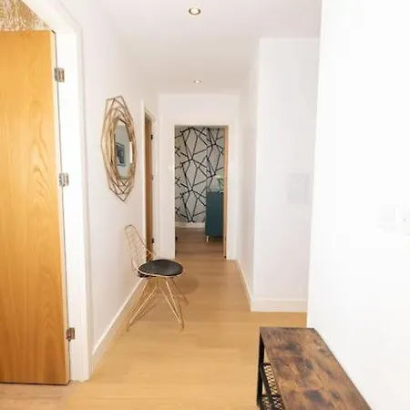 Stylish 3 Bed Near Downtown & Free Parking Apartment
