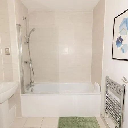 Apartment Stylish 3 Bed Near Downtown & Free Parking