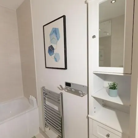Stylish 3 Bed Near Downtown & Free Parking Apartment *