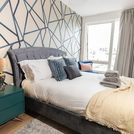 Apartment Stylish 3 Bed Near Downtown & Free Parking London