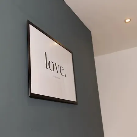Stylish 3 Bed Near Downtown & Free Parking London