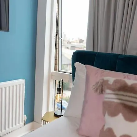 Apartment Stylish 3 Bed Near Downtown & Free Parking London