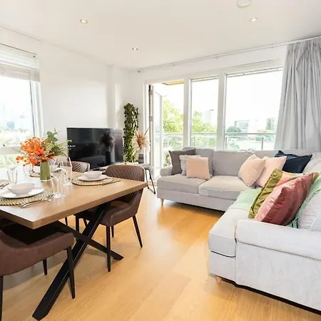Stylish 3 Bed Near Downtown & Free Parking * London