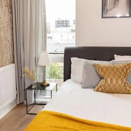 Stylish 3 Bed Near Downtown & Free Parking Apartment *