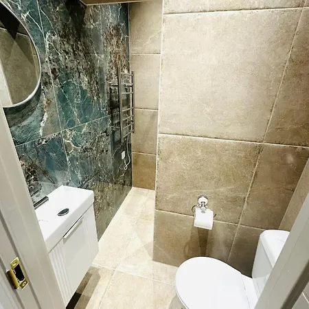 Ensuite Ii Great Location Close To Eye Guest house