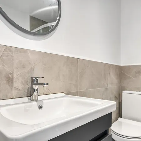 Finsbury Park Zone 2 *