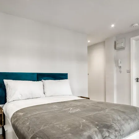 Finsbury Park Zone 2 *