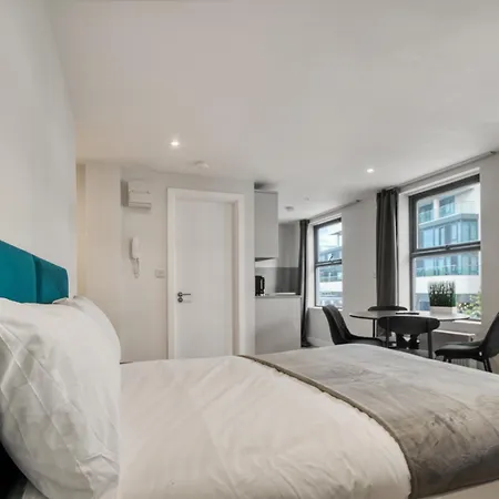 Finsbury Park Zone 2 * London
