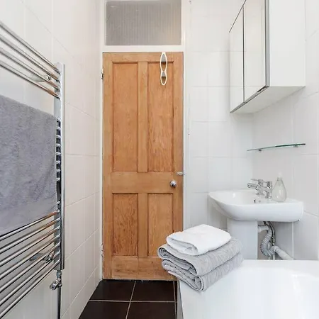 Bright, Modernised Close To Borough Market *