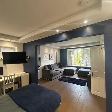 Wandworth, South Deluxe King 2 Homestay