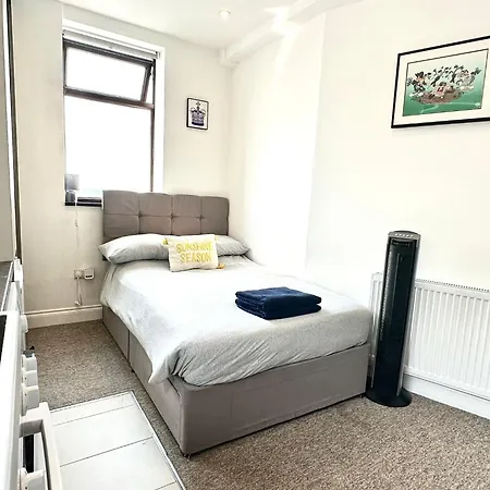Unique Modern, Private Apartment,15 Mins To London