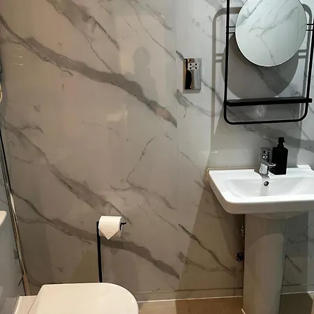 Fb4-spacious Basement Near Hyde Park