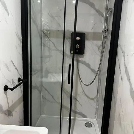 Fb4-spacious Basement Near Hyde Park