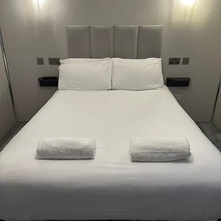 Apartment Fb4-spacious Basement Near Hyde Park