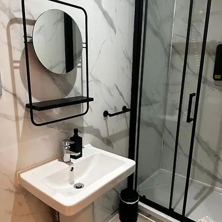 Fb4-spacious Basement Near Hyde Park Apartment *